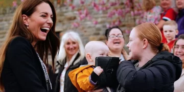 Kate Middleton se percató de que un dulce bebé había tomado su bolso para jugar (Clase)