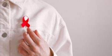 El lazo rojo es un símbolo internacional ideado para mostrar apoyo a la lucha contra el sida y solidarizarse con las víctimas de la enfermedad y los portadores del VIH. Foto: Pexels/Anna Shvets
