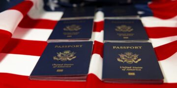 Pasaportes encima de una bandera de EE. UU. Foto: Pixabay/JoshuaWoroniecki.