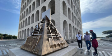 Vista de una de las piezas de la muestra "El gran teatro de las civilizaciones", del escultor Arnaldo Pomodoro. EFE/ Gonzalo Sánchez