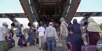 Una imagen fija tomada de un video proporcionado por el servicio de prensa del Ministerio de Defensa de Rusia muestra a personas abordando un avión militar ruso durante una operación de evacuación militar en el aeropuerto de Jartum, Sudán. EFE/EPA/RUSSIAN DEFENCE MINISTRY PRESS SERVICE / HANDOUT HANDOUT EDITORIAL USE ONLY/NO SALES