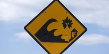 Imagen de archivo de una señal advirtiendo del riesgo de tsunami en las costas. EFE/EPA/HOTLI SIMANJUNTAK