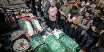 Funeral de los líderes del movimiento de la Yihad Islámica Jalil Bahitini y Tareq Az Aldin y sus familiares, muertos tras los ataques aéreos israelíes en Gaza el 9 de mayo de 2023. EFE/EPA/HAITHAM IMAD