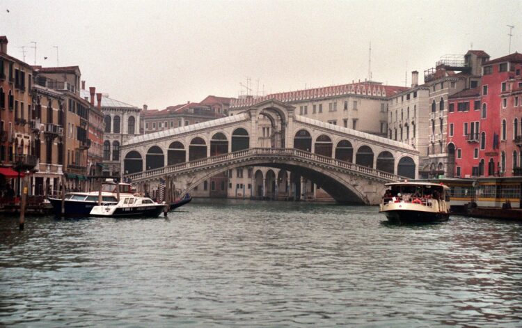 Foto de archivo del Gran Canal de Venecia y el Puente Rialto. EFE/PEPE HUESCA