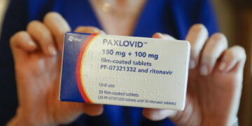 Vista del Paxlovid, el antiviral oral para tratar adultos con síntomas leves y moderados de covid-19 de la compañía Pfizer, en una fotografía de archivo. EFE/ Juan Carlos Hidalgo