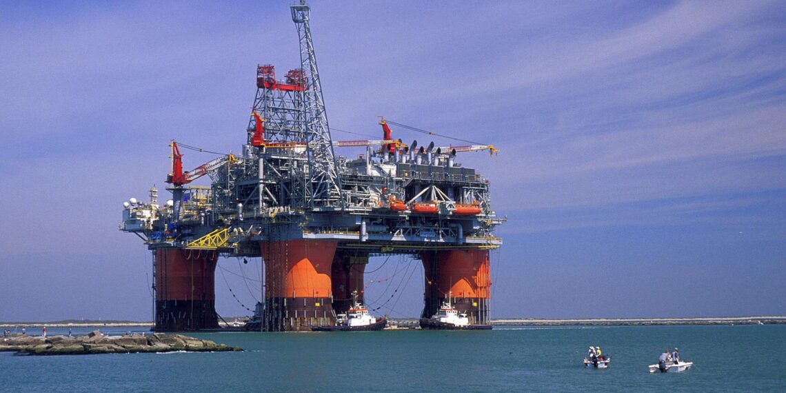 En la imagen un registro de archivo de una plataforma petrolera en el Golfo de México, frente a las costas de Texas (EE.UU.). EFE/Str