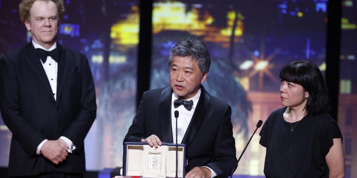 El director japonés Hirokazu Kore-eda (c) recibe el premio a Mejor Guion por "Monster", durante la ceremonia de clausura del Festival de Cannes (Francia), este 27 de mayo de 2023. EFE/EPA/Sebastien Nogier