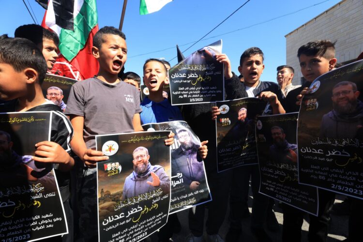 Protesta por la muerte del palestino Khader Adnan en Yenín. EFE/EPA/ALAA BADARNEH