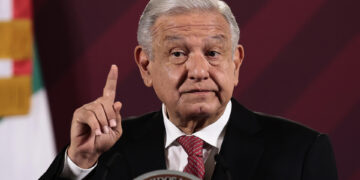 El presidente de México, Andrés Manuel López Obrador, habla durante una rueda de prensa hoy, en el Palacio Nacional, en la Ciudad de México (México). EFE/José Méndez
