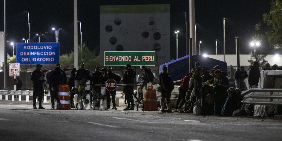 Policías peruanos vigilan el paso fronterizo Chacalluta, en una fotografía de archivo. EFE/ Pablo Rojas Madariaga