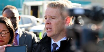El primer ministro de Nueva Zelanda, Chris Hipkins, habla con los medios sobre el incencidio que ha provocado la muerte a seis personas en un hostal de Wellington. EFE/EPA/BEN MCKAY