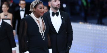 La extenista estadounidense Serena Williams (i) y Alexis Ohanian fueron registrados este lunes, 1 de mayo, a su llegada al desfile benéfico del Museo Metropolitano de Arte de Nueva York (Met Gala 2023), en Nueva York (NY, EE.UU.). EFE/Justin Lane