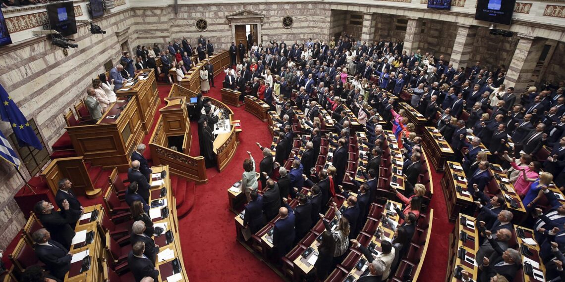 Los diputados recién elegidos juran sus cargos en el Parlamento griego, en Atenas. EFE/EPA/Orestis Panagiotou