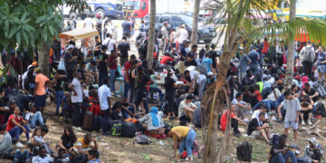 Fotografía de archivo de migrantes que permanecen en un puesto de control mientras esperan soluciones a su situación migratoria, en Tapachula (México). EFE/Juan Manuel Blanco