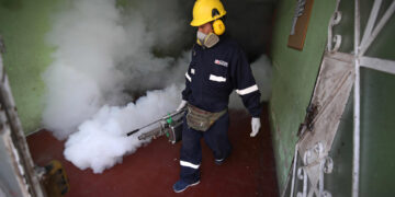 Un trabajador fumiga en una vivienda del distrito El Agustino como medida preventiva contra el dengue, el 16 de mayo de 2023, en Lima (Perú). EFE/Paolo Aguilar