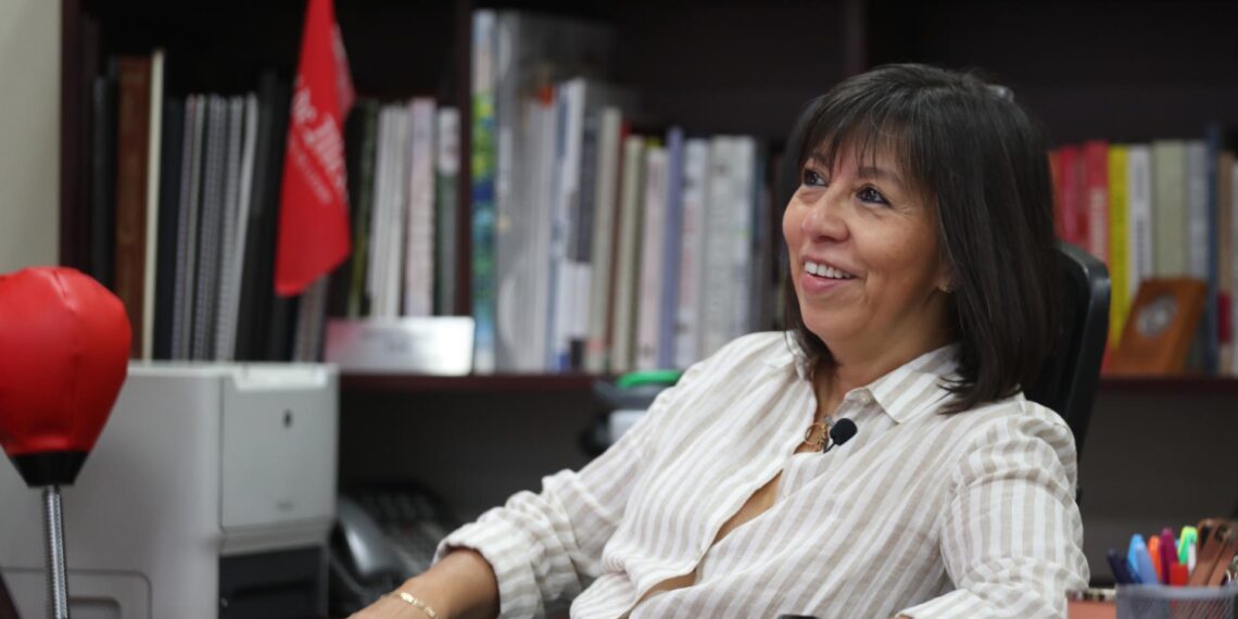 La directora de la Organización Editorial Mexicana (OEM), Martha Ramos, posa durante una entrevista con EFE, el 28 de abril de 2023, en Ciudad de México (México). EFE/Sáshenka Gutiérrez