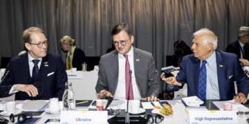El ministro de Exteriores sueco, Tobias Billstrom, su homólogo ucraniano, Dmytro Kuleba, y el jefe de la diplomacia de la Unión Europea, Josep Borrell. EFE/EPA/Christine Olsson