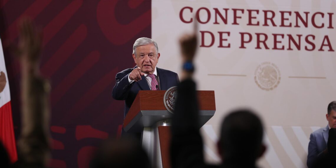 El presidente de México, Andrés Manuel López Obrador, habla durante una rueda de prensa hoy, en el Palacio Nacional en Ciudad de México (México). EFE/ Sáshenka Gutiérrez