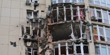 08 May 2023, Ukraine, Kiev: A general view shows broken windows and a damaged facade of a residential building as a result of a Russian military attack by Iranian-made Shaheds drones. Photo: Aleksandr Gusev/SOPA Images via ZUMA Press Wire/dpa Aleksandr Gusev/Sopa Images Via / Dpa 08/05/2023 ONLY FOR USE IN SPAIN