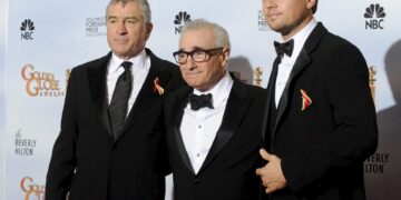 Fotografía de archivo en la que se registró al célebre cineasta estadounidense Martin Scorsese (c), en medio de los legendarios actores norteamericanos Leonardo DiCaprio (d) y Robert De Niro (i), en Los Ángeles (California, EE.UU.). EFE/Andrew Gombert