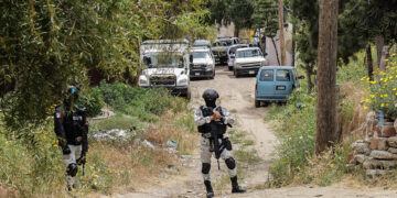 Miembros de la Guardia Nacional vigilan hoy el área donde localizaron un narcotúnel, en la ciudad de Tijuana, Baja California (México). EFE/Joebeth Terriquez
