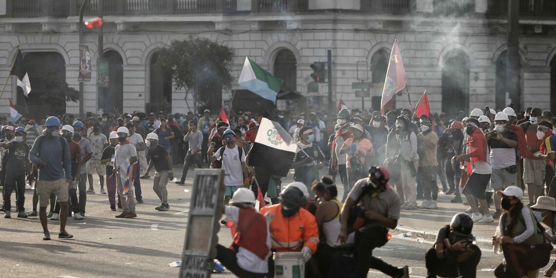 Manifestantes se enfrentan con la policía durante una nueva jornada de marchas contra la presidencia de Dina Boluarte en Lima, en una fotografía de archivo. EFE/ Antonio Melgarejo