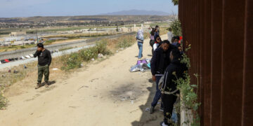 Vista general donde se observa a migrantes en un campamento junto al muro fronterizo, el 9 de mayo de 2023, en Tijuana, Baja California (México). EFE/Joebeth Terriquez