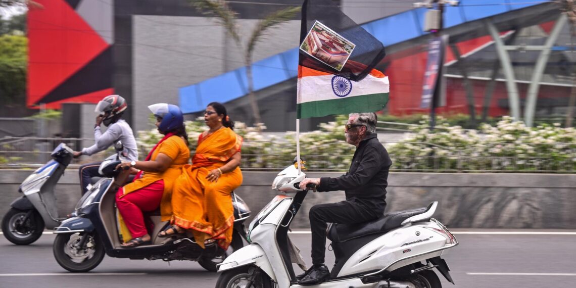 Un activista contrario al primer ministro, Narendra Modi, expresa su rechazo al nuevo Parlamento a bordo de una moto en Chennai. EFE/EPA/IDREES MOHAMMED