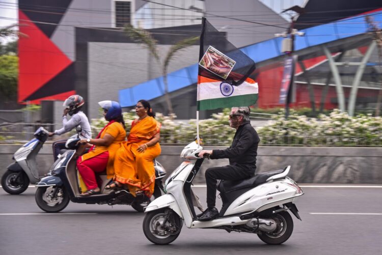 Un activista contrario al primer ministro, Narendra Modi, expresa su rechazo al nuevo Parlamento a bordo de una moto en Chennai. EFE/EPA/IDREES MOHAMMED