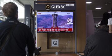 La gente ve las noticias en una estación en Seúl, Corea del Sur, sobre el lanzamiento por Corea del Norte de un satélite espía militar, en la madrugada del 31 de mayo. EFE/EPA/JEON HEON-KYUN