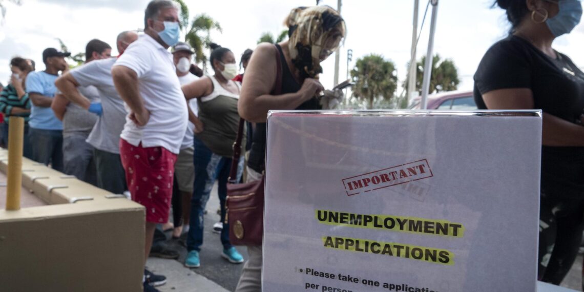 Personas hacen fila para recibir la aplicación de subsidio por desempleo en Hialeah, Florida (EE.UU.), en una fotografía de archivo. EFE/Cristóbal Herrera-Ulashkevich