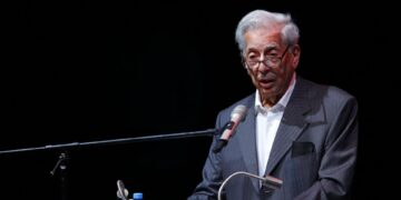 El escritor peruano Mario Vargas Llosa, Nobel de Literatura 2010, habla hoy durante la inauguración de la V Bienal que lleva su nombre, en la ciudad de Guadalajara, Jalisco (México). EFE/Francisco Guasco