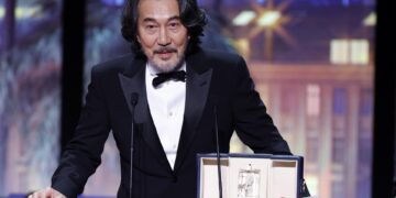 El actor japonés Koji Yakusho habla tras recibir el premio a Mejor Actor por su papel en "Perfect Days", durante la ceremonia de clausura del Festival de Cannes (Francia), este 27 de mayo de 2023. EFE/EPA/Sebastien Nogier