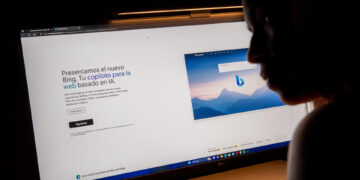 Una mujer utiliza el chat de inteligencia artificial del navegador Bing, en una fotografía de archivo. EFE/ Rayner Peña R.