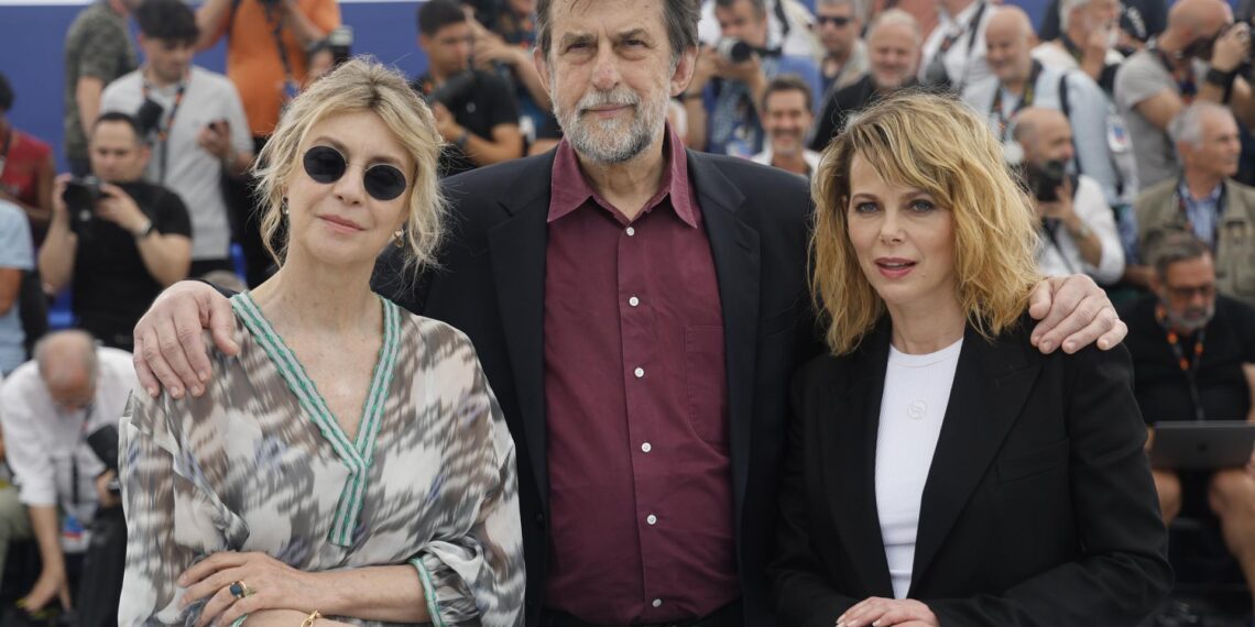 Margherita Buy, Nanni Moretti y Barbora Bobulova en el photocall de 'Il Sol Dell'avvenire. EFE/EPA/GUILLAUME HORCAJUELO