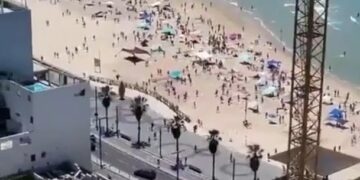 Bañistas huyen de las playas de Israel al escuchar las alarmas antiaéreas. Captura: Twitter/@JackStr42679640
