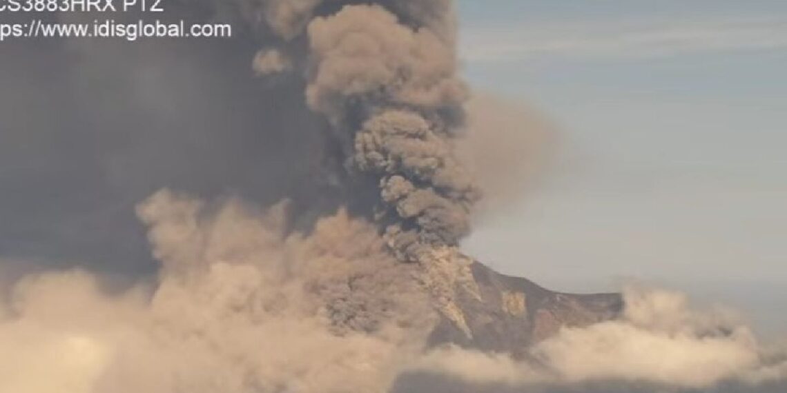 El volcán de Fuego, ubicado 60 kilómetros al sur Ciudad de Guatemala, mantiene erupciones con lanzamiento de ceniza y gases a una altura de 5 500 metros sobre el nivel del mar. | Fuente: Conared Guatemala