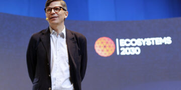 El vicepresidente y CEO de Innovación de Microsoft, Jason Wild durante la jornada final de la cumbre tecnológica Ecosystems2030, que se ha celebrado este viernes en el Palacio de Congresos y Exposiciones de A Coruña. EFE/Cabalar