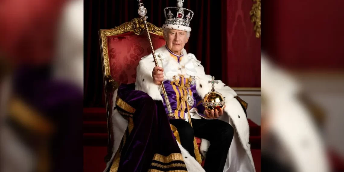 En esta foto proporcionada por el Palacio de Buckingham el lunes 8 de mayo de 2023, el rey Carlos III de Reino Unido posa para una foto con toda su gala en el salón del trono de Londres. (Crédito: Hugo Burnand/Royal Household 2023/AP)