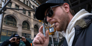 Una persona fuma marihuana, en una imagen de archivo. EFE/Ángel Colmenares
