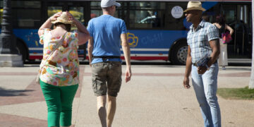 Fotografía de archivo, tomada el pasado 19 de enero, en al que se registró a una pareja de turistas al pasear por el Parque Central, en La Habana (Cuba). EFE/Yander Zamora