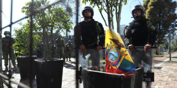 Agentes de policía se despliegan en los alrededores de la Asamblea Nacional en Quito (Ecuador). EFE/ José Jácome