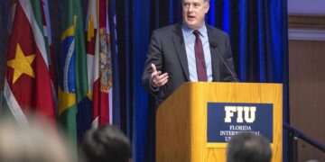 El subsecretario de Defensa Adjunto para el Hemisferio Occidental de EE.UU., Daniel Erikson, habla durante la Conferencia Anual de Seguridad Hemisférica en la Universidad Internacional de Florida (FIU), en Miami (EE.UU.), este 2 de mayo de 2023. EFE/EPA/Cristóbal Herrera-Ulashkevich