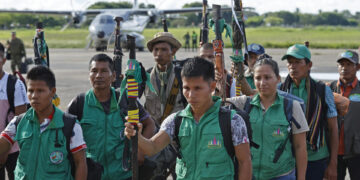 Indígenas (18 de la etnía Murui y Siona, y 7 Coreguajes del Caquetá) llegan hoy al aeropuerto de San José del Guaviare para recibir inducciones y unirse a los grupos de búsqueda de los menores perdidos en la selva, en Guaviare (Colombia). EFE/ Mauricio Dueñas Castañeda