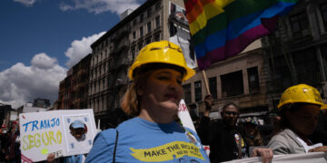 Personas marchan durante la conmemoración del Día Internacional del Trabajador hoy, en Nueva York (EE.UU.). EFE/Ángel Colmenares