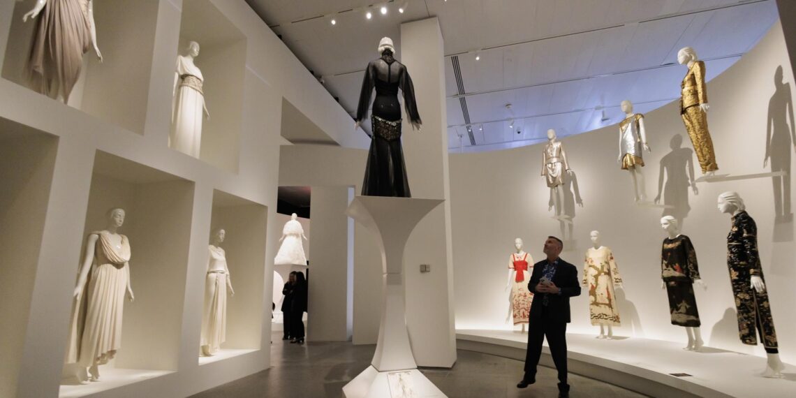 Personas observan las creaciones del diseñador alemán Karl Lagerfeld en una exposición en el Museo Metropolitano de Arte de Nueva York (EE.UU.), este 1 de mayo de 2023. EFE/EPA/Justin Lane
