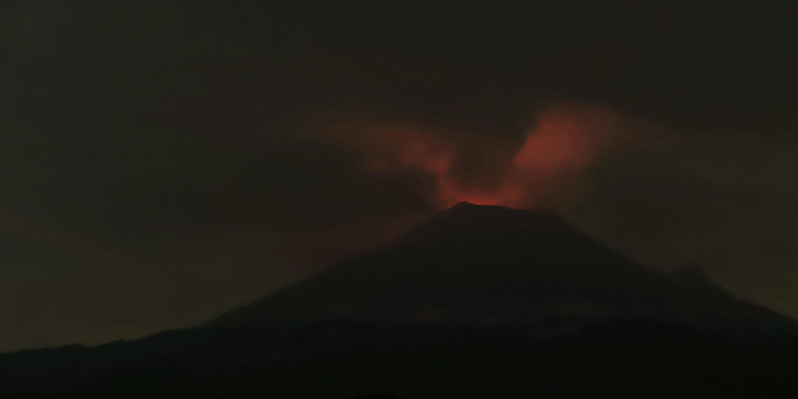 Vista desde el poblado de Paso de Cortés, donde se observan una serie de explosiones del volcán Popocatépetl, el 19 de mayo de 2023, en Puebla (México).  EFE/Hilda Ríos