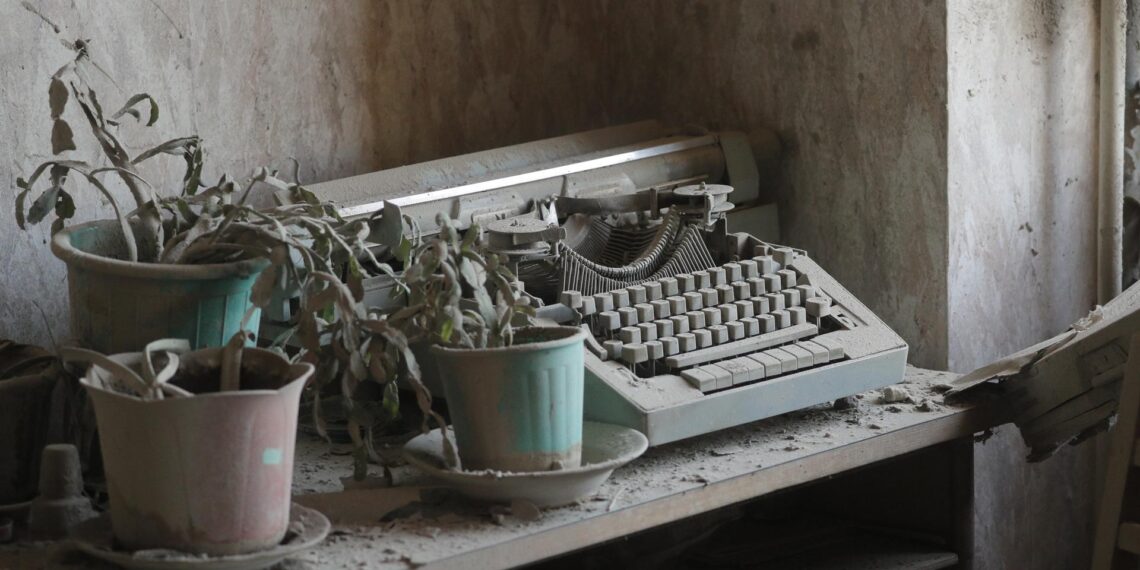 El polvo cubre una máquina de escribir y varias plantas marchitas en el interior de una vivienda de Kiev. EFE/ Sergey Dolzhenko