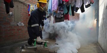 Un trabajador fumiga en una vivienda del distrito El Agustino como medida preventiva contra el dengue, en Lima (Perú). Foto de archivo. EFE/ Paolo Aguilar