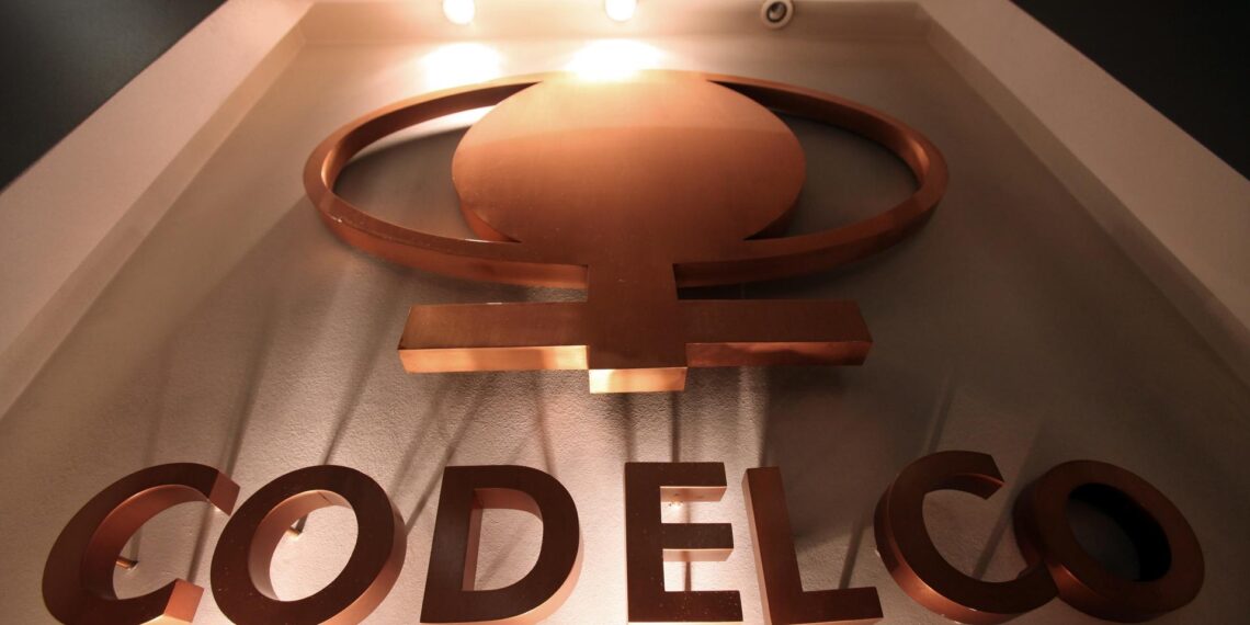 Vista del logotipo de la empresa Codelco en su sede de Santiago (Chile), en una fotografía de archivo. EFE/Felipe Trueba